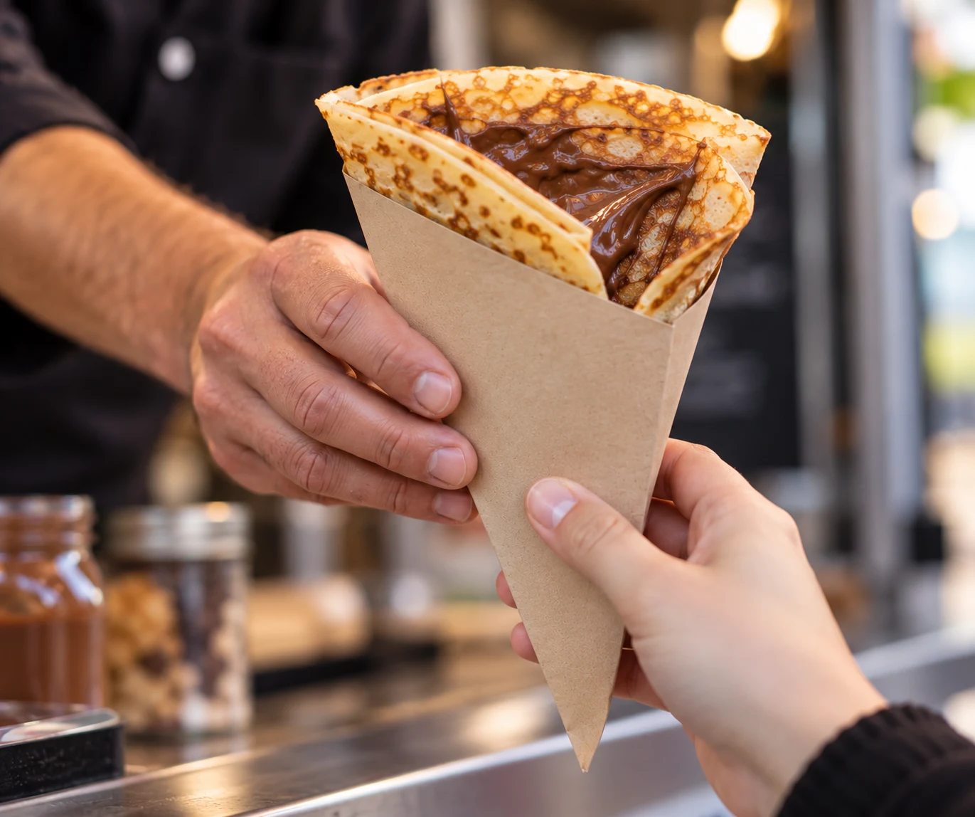 Crêpe au chocolat remise au client au comptoir